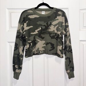 Aritzia TNA Camo Long Sleeve Top Waffle Knit Cropped Camouflage Shirt Size XXS